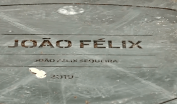 Ατλέτικο Μαδρίτης: Οπαδοί κατάστρεψαν την τιμητική πλακέτα του Ζοάο Φέλιξ έξω από το γήπεδο (VIDEO)